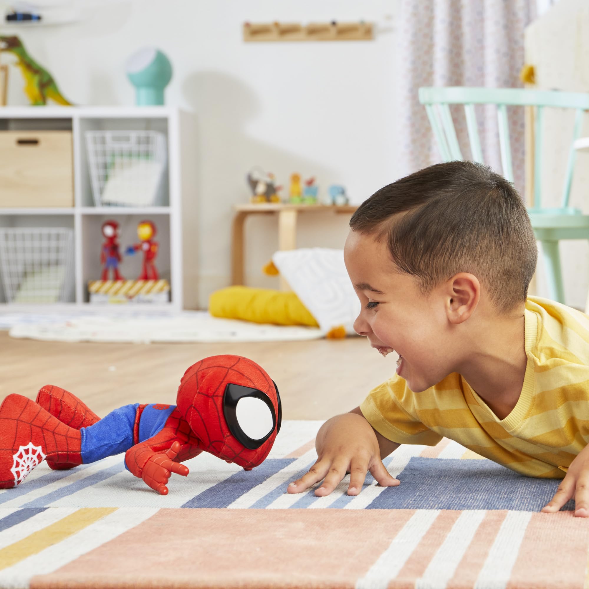 marvel-spidey-dance-n-crawl-peluche-interactive-musicale image 7