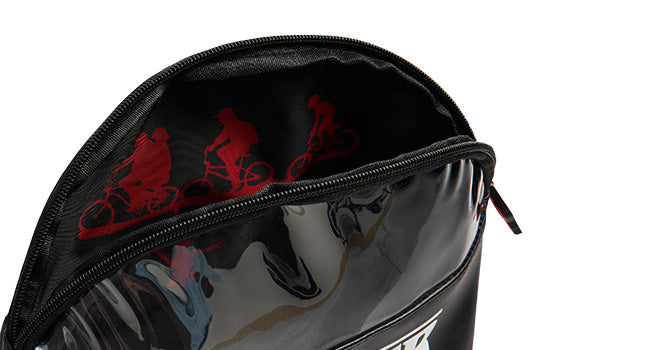 stranger-things-trousse-toilette-noire-rouge-zipp-e-voyage image 3