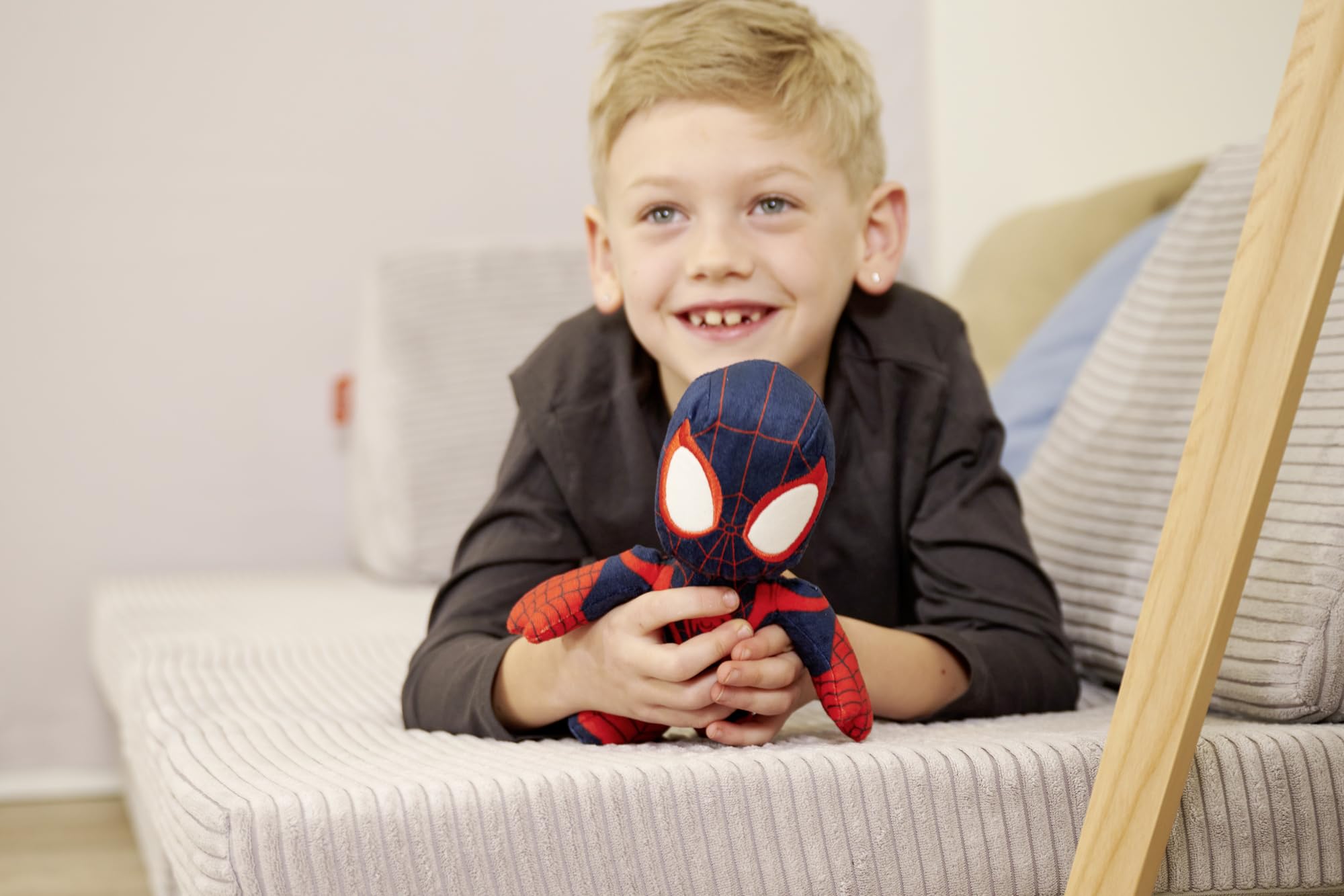 disney-spidey-miles-morales-peluche-25-cm-yeux-phosphorescents image 4