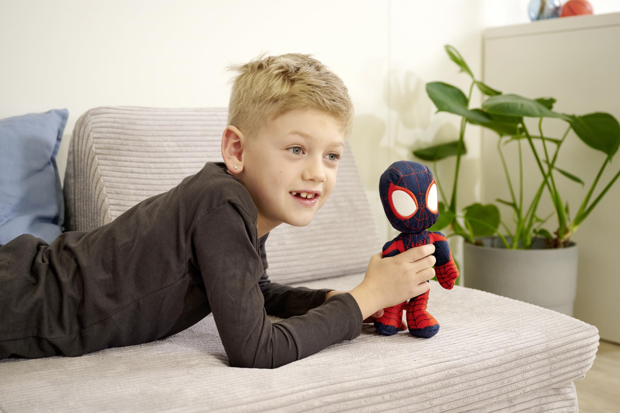 disney-spidey-miles-morales-peluche-25-cm-yeux-phosphorescents image 5