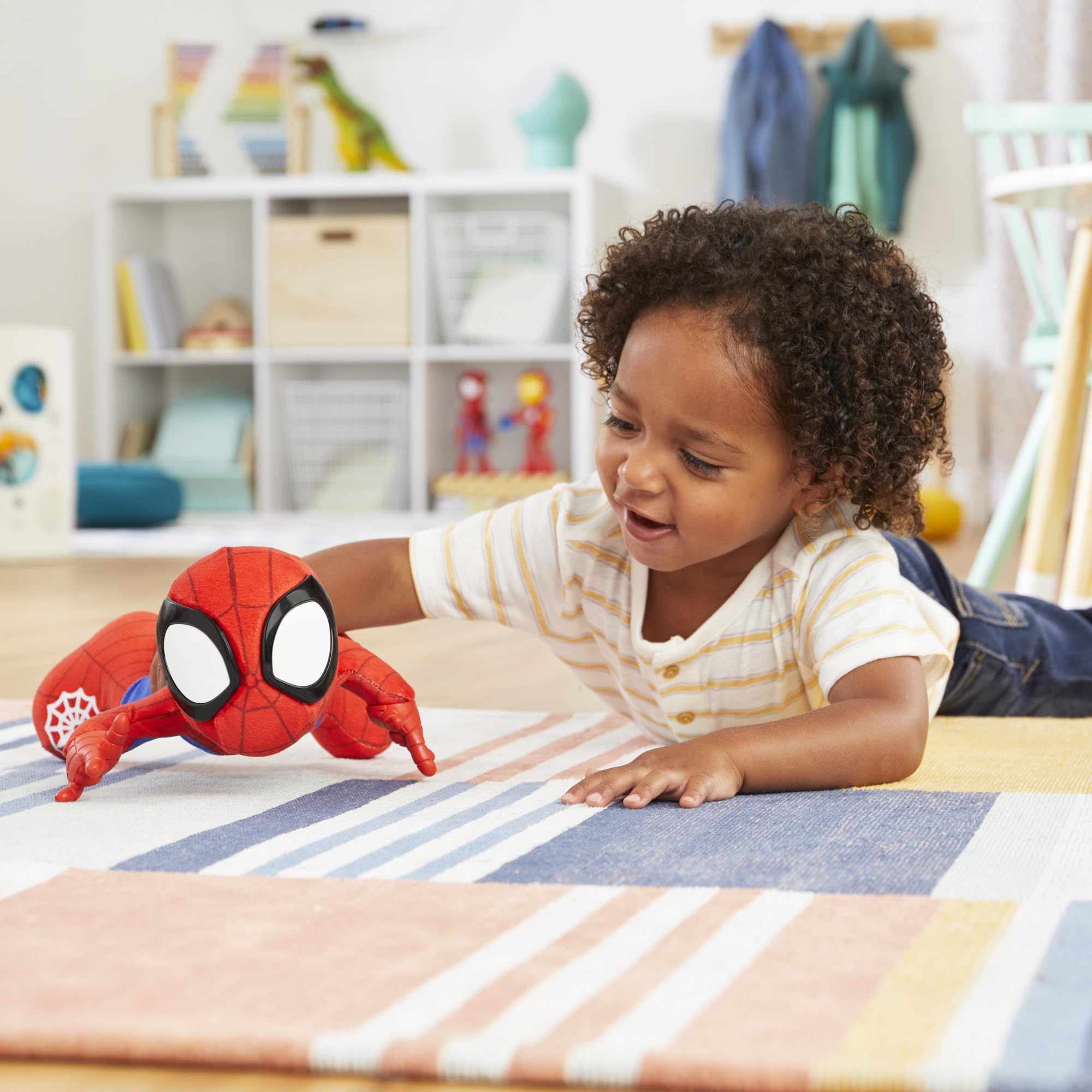 marvel-spidey-dance-n-crawl-peluche-interactive-musicale image 8