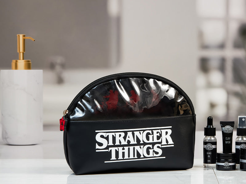stranger-things-trousse-toilette-noire-rouge-zipp-e-voyage image 4