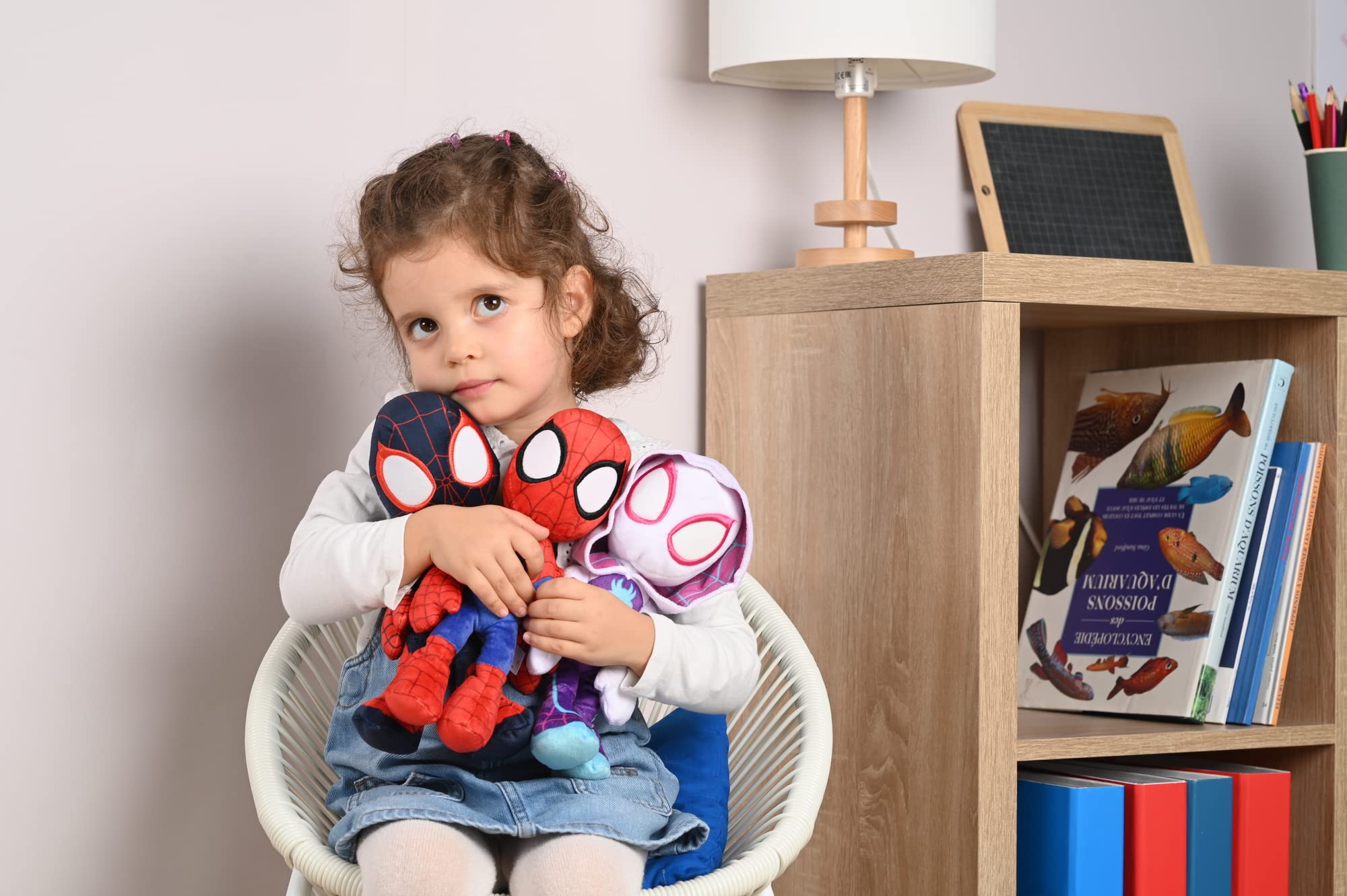 marvel-ghost-spider-peluche-25-cm-yeux-phosphorescents image 4