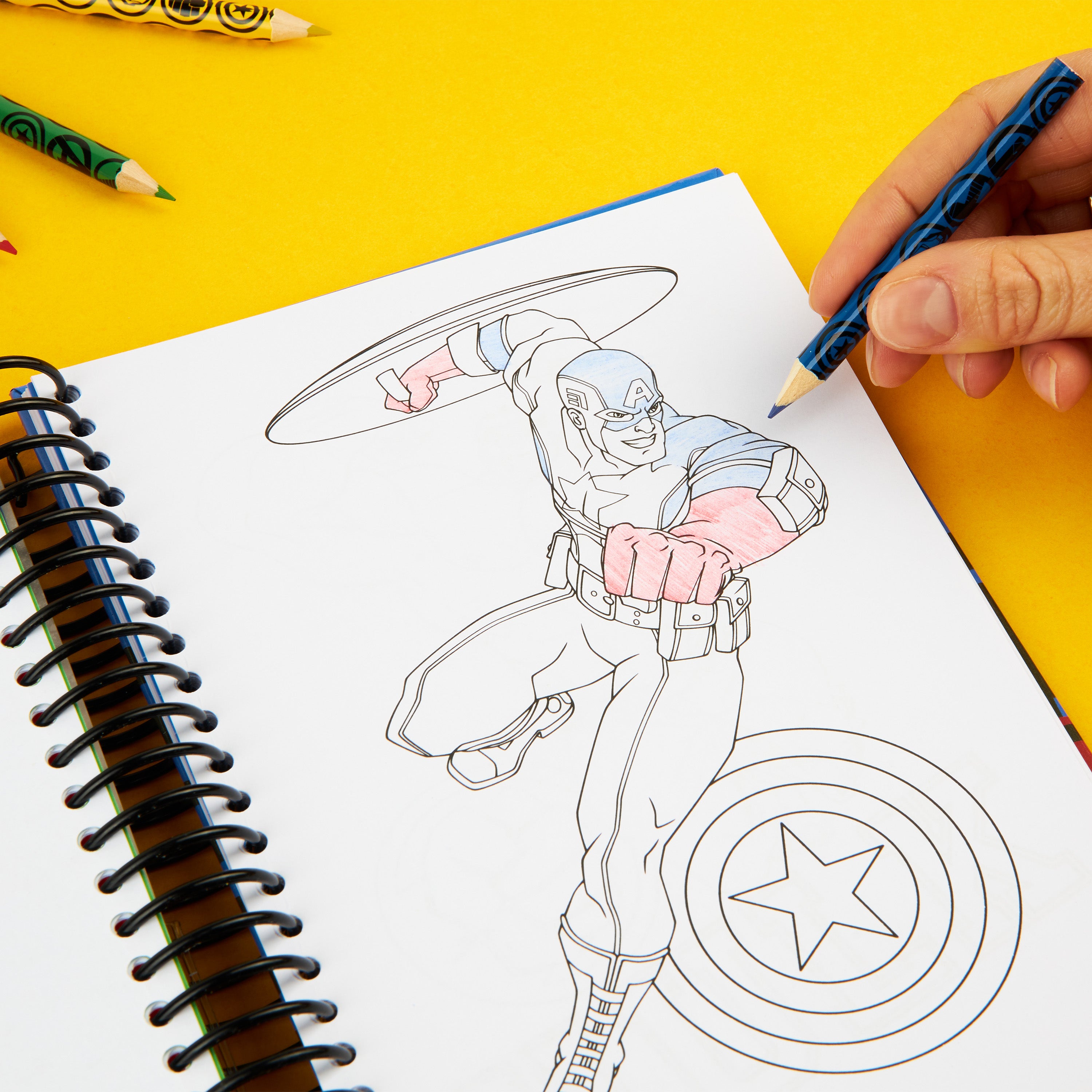 marvel-cahier-stickers-enfant-1000-spiderman-avengers-crayons image 2
