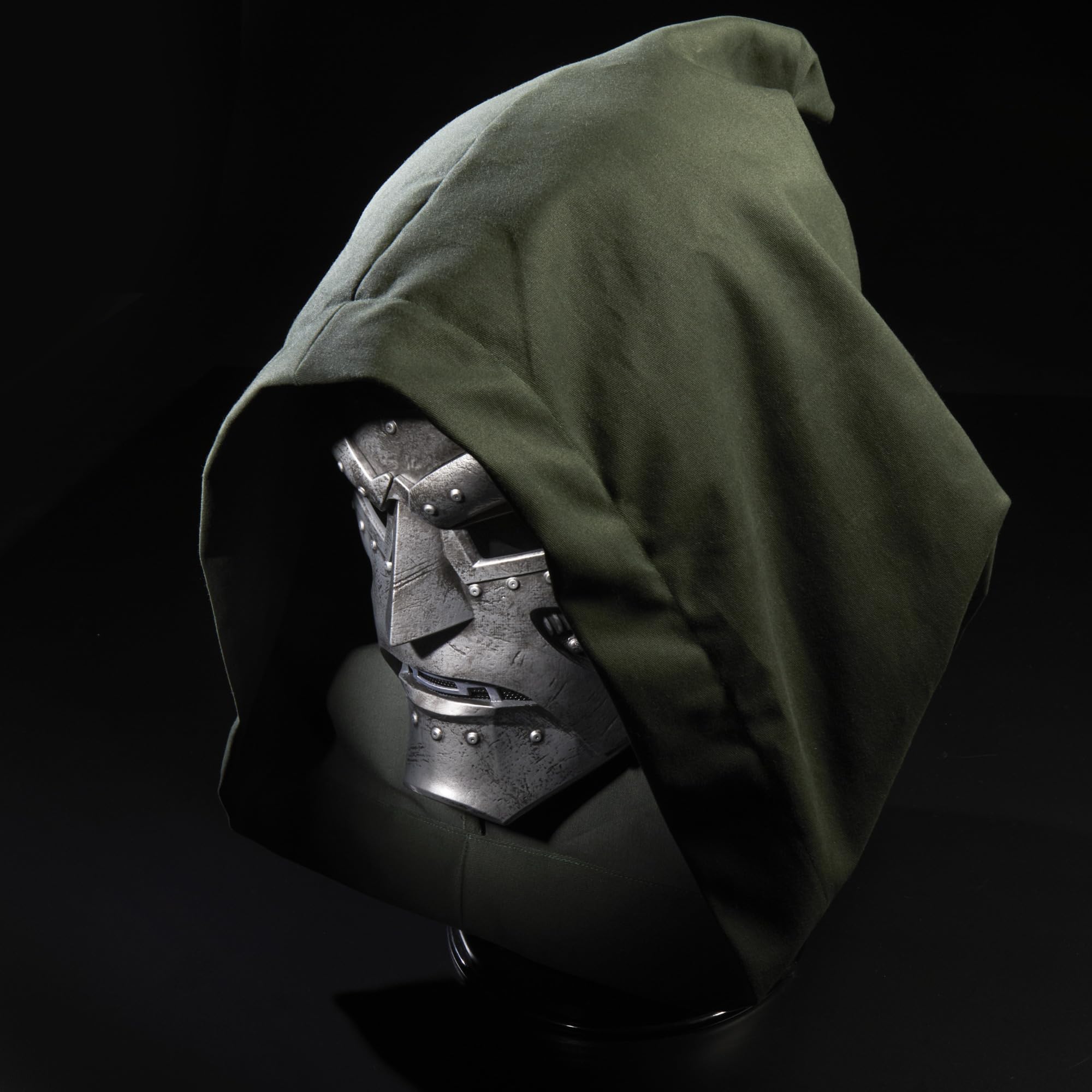 marvel-legends-casque-cosplay-doctor-doom-premium-argent-1-1 image 3