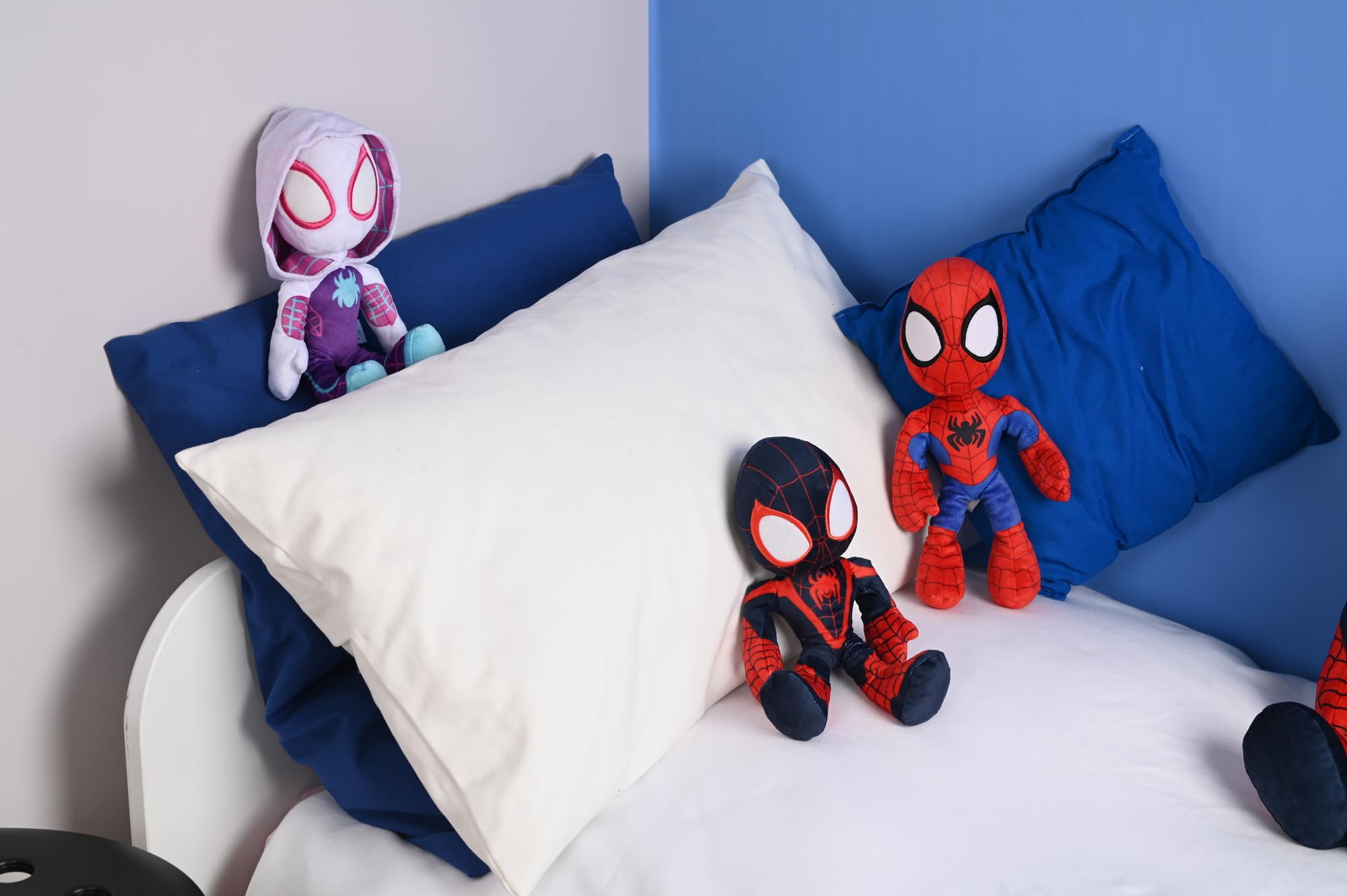 disney-spidey-miles-morales-peluche-25-cm-yeux-phosphorescents image 7