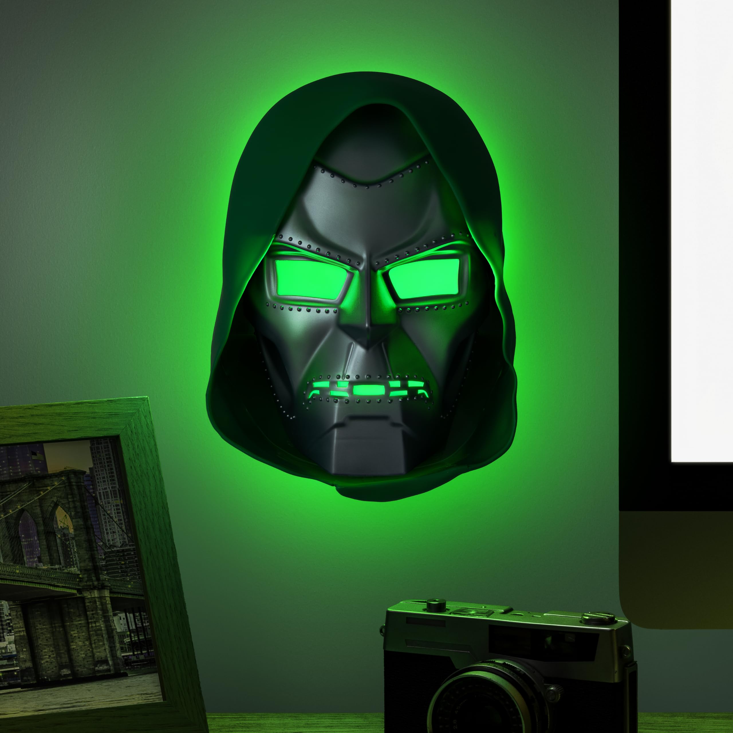 marvel-dr-doom-mask-light-lampe-masque-23-cm-usb image 2