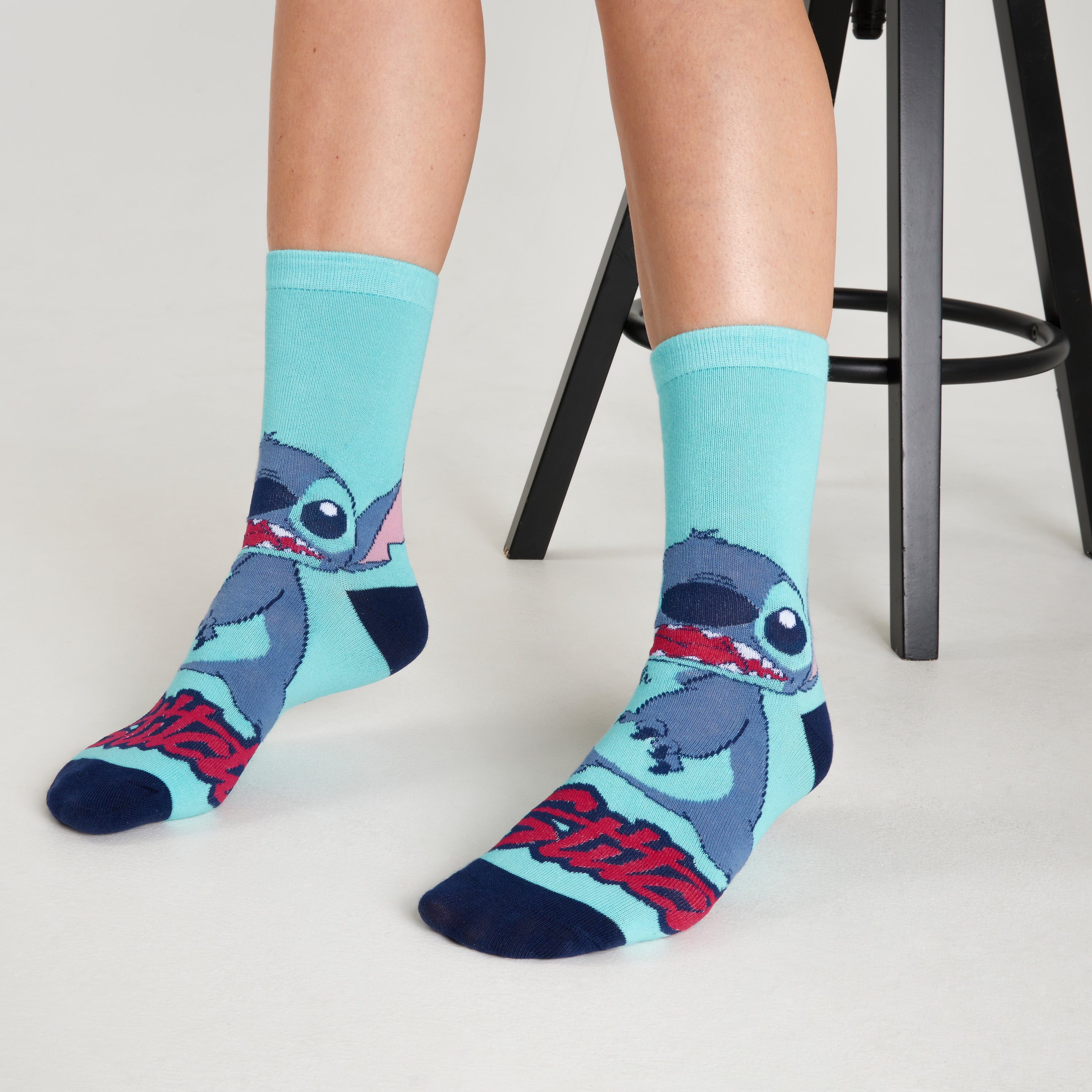 coffret-disney-stitch-mug-c-ramique-chaussettes-marine image 5