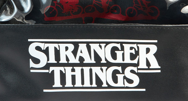 stranger-things-trousse-toilette-noire-rouge-zipp-e-voyage image 2