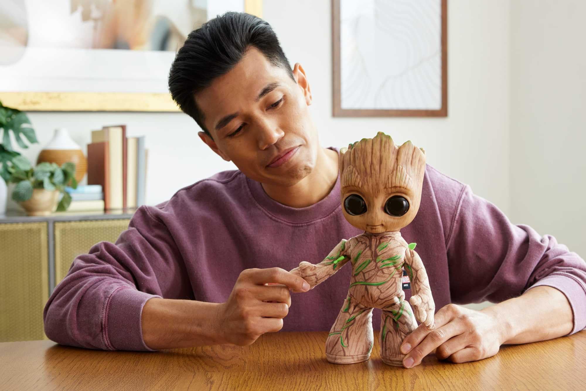 marvel-je-s-appelle-groot-29-cm-peluche-dansante-parlante image 3