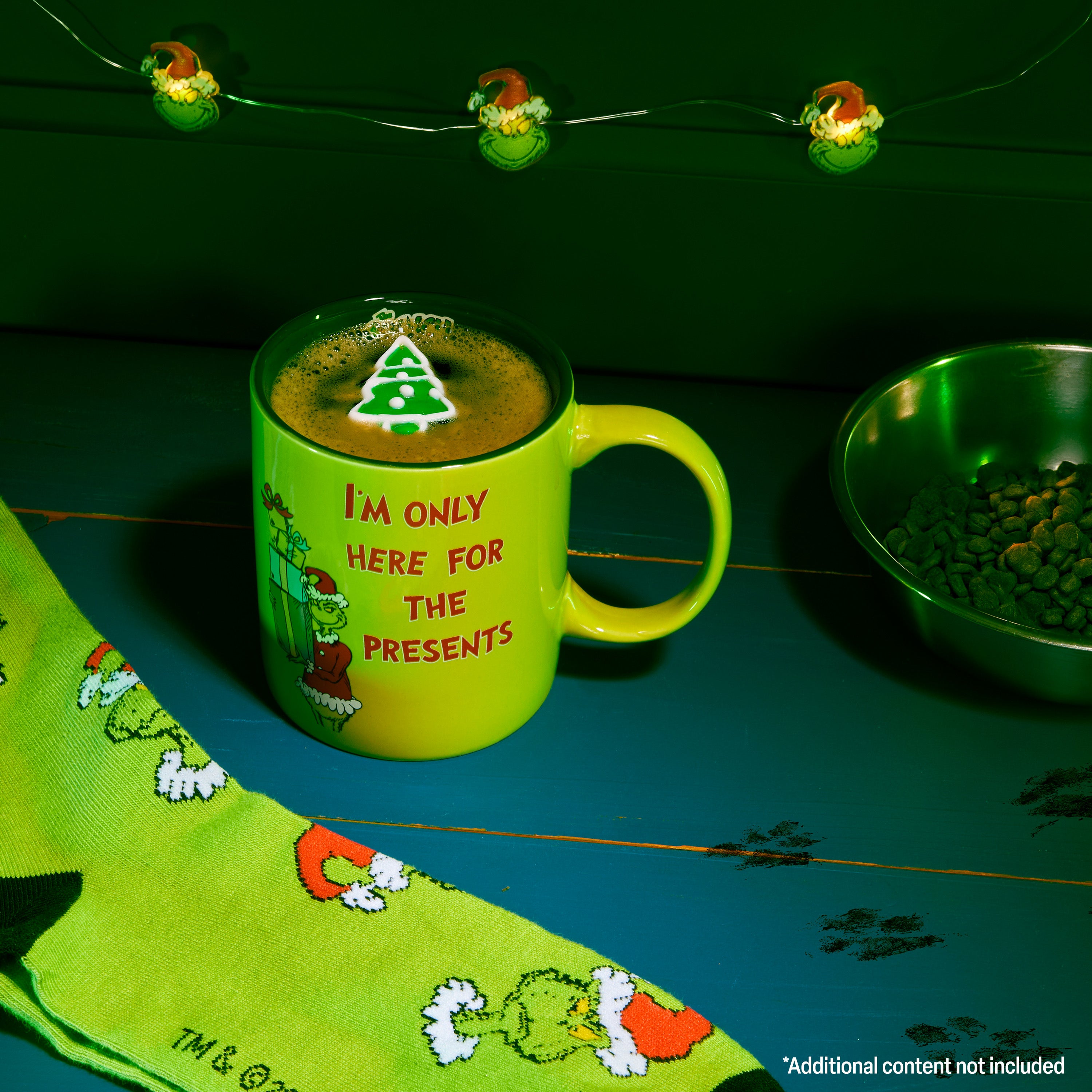 get-trend-home-kitchen-coffret-grinch-mug-325-ml-chaussettes image 2