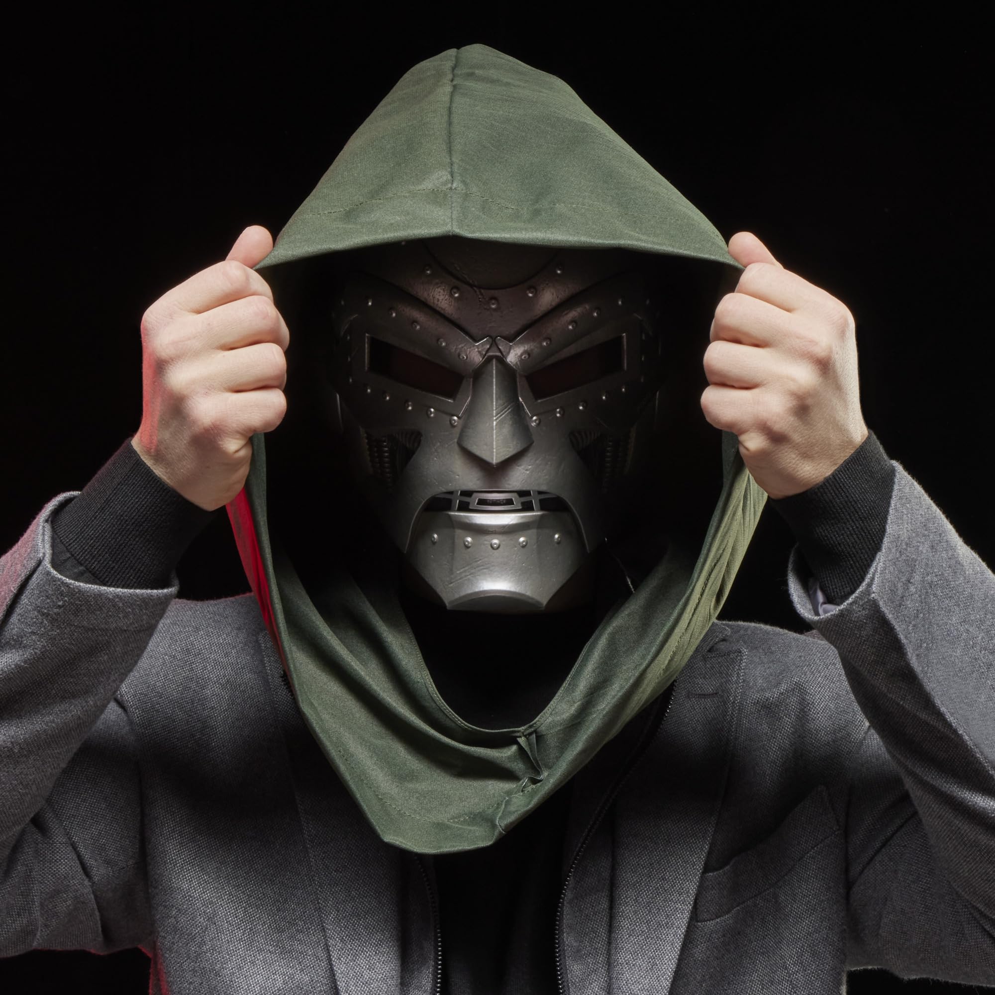 marvel-legends-casque-cosplay-doctor-doom-premium-argent-1-1 image 7