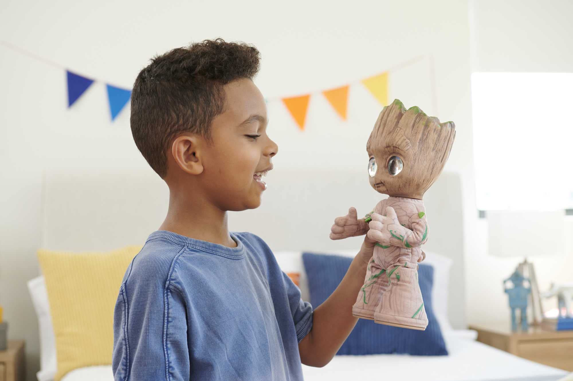 marvel-je-s-appelle-groot-29-cm-peluche-dansante-parlante image 2