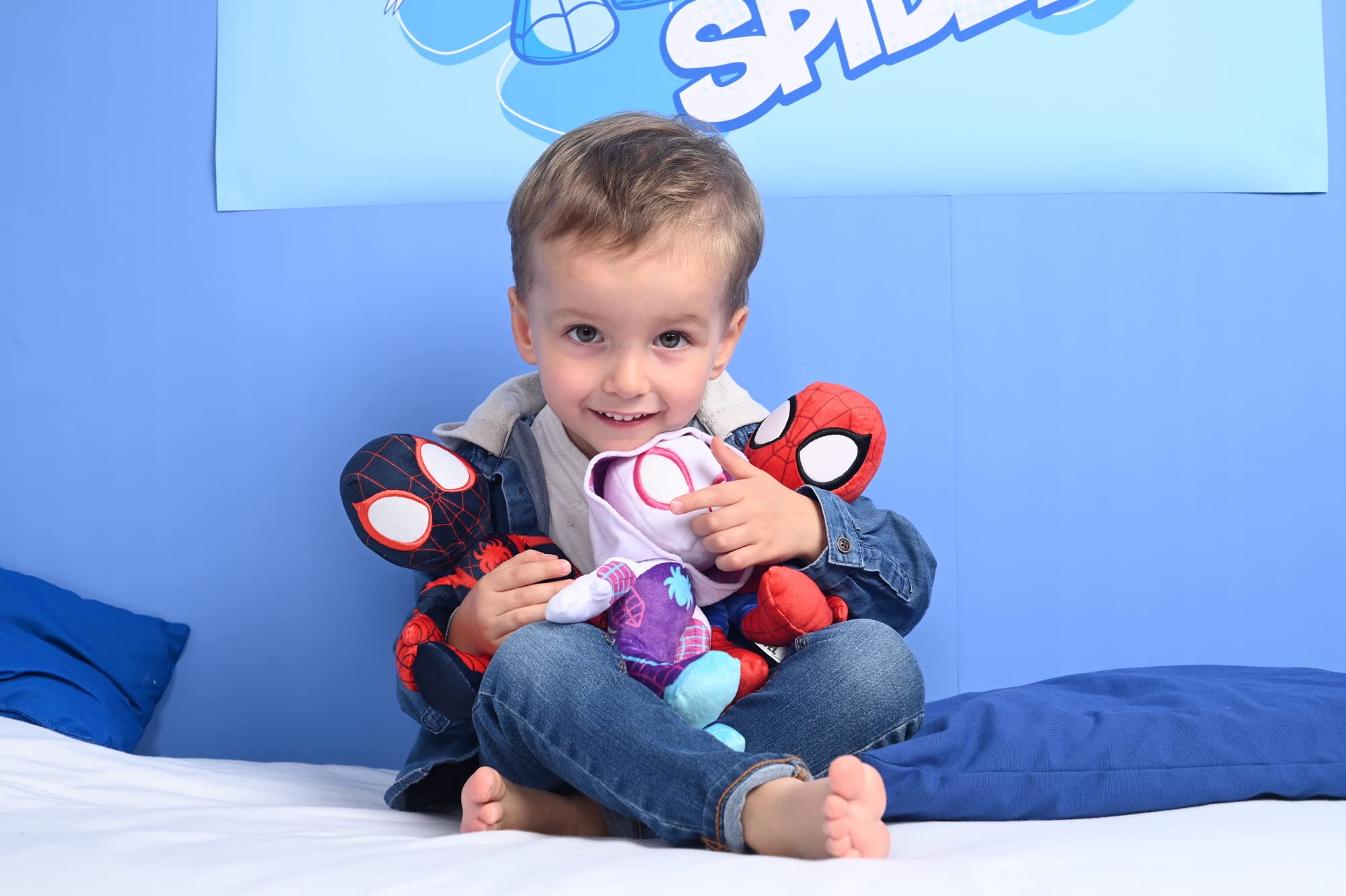 marvel-ghost-spider-peluche-25-cm-yeux-phosphorescents image 5