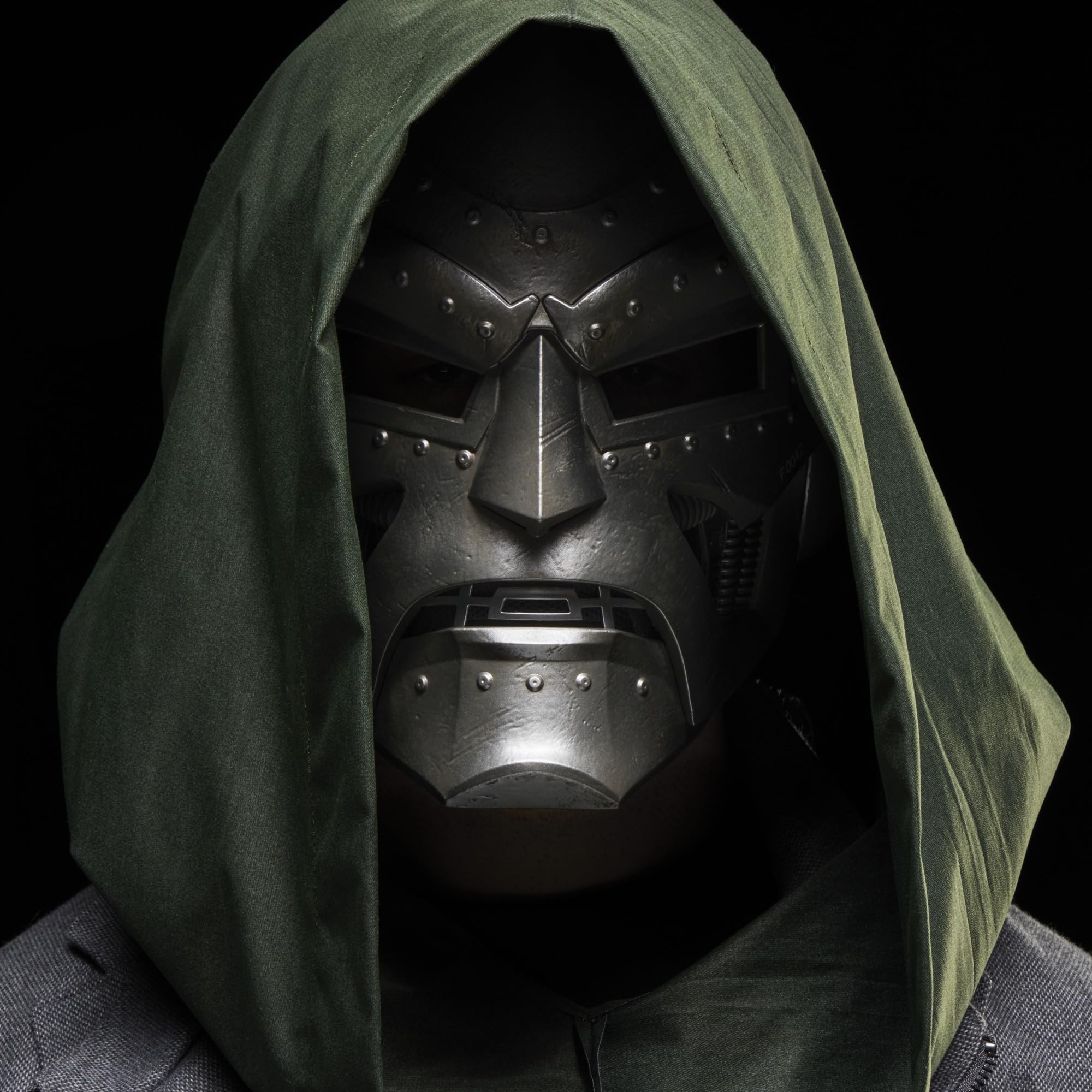 marvel-legends-casque-cosplay-doctor-doom-premium-argent-1-1 image 8