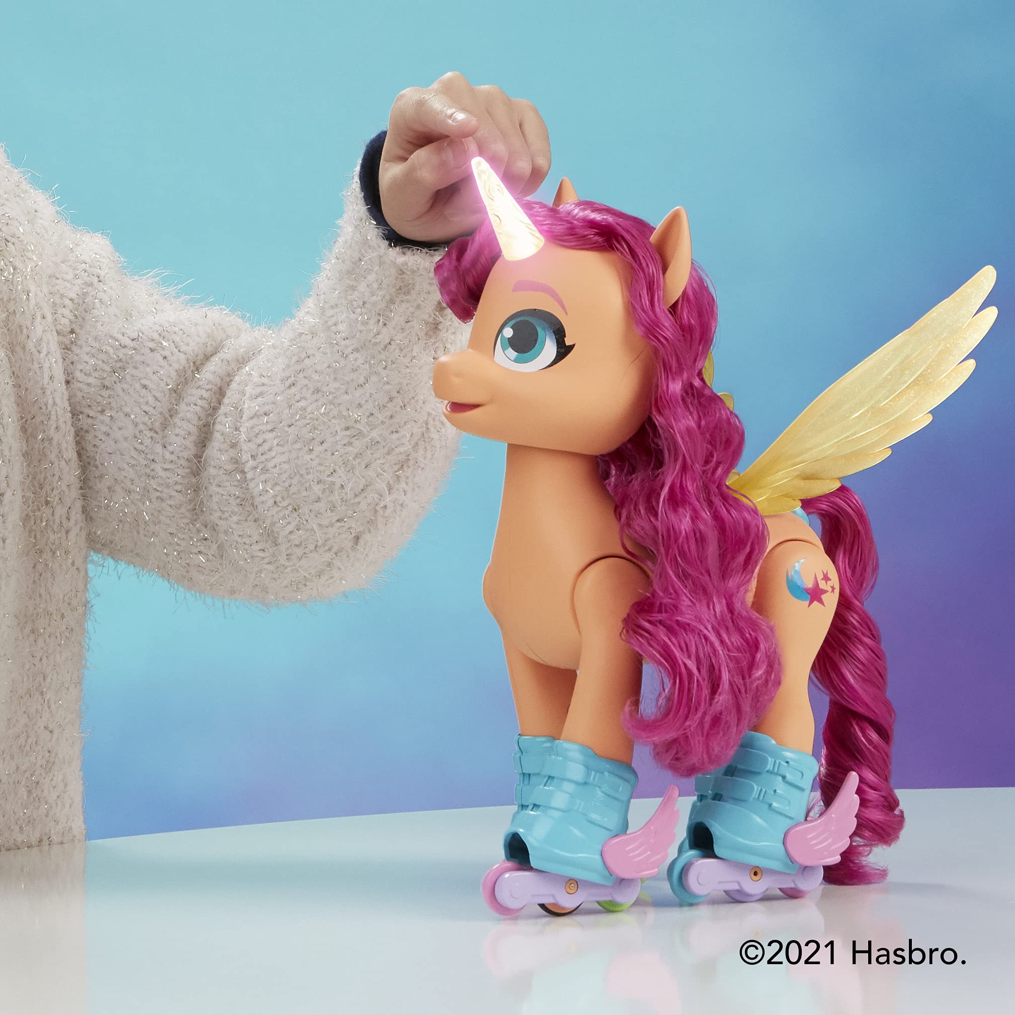 my-little-pony-a-new-generation-sunny-starscout-figurine-roller-chantante-22-5-c image 4
